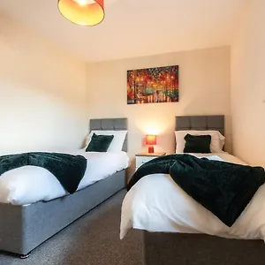 Centre Comfort: Spacious 2-bed With Smart Tvs And Secure Parking Southampton